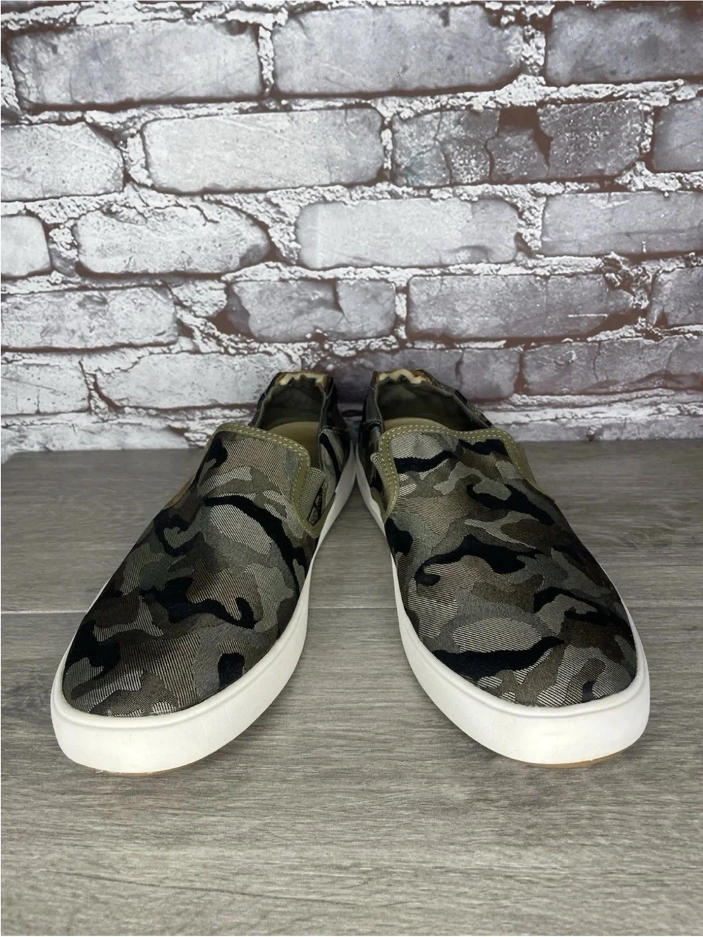 OluKai Lae'ahi Pa'i Green Camo Textile Canvas Fabric Sneakers Men 11.5M US/44.5